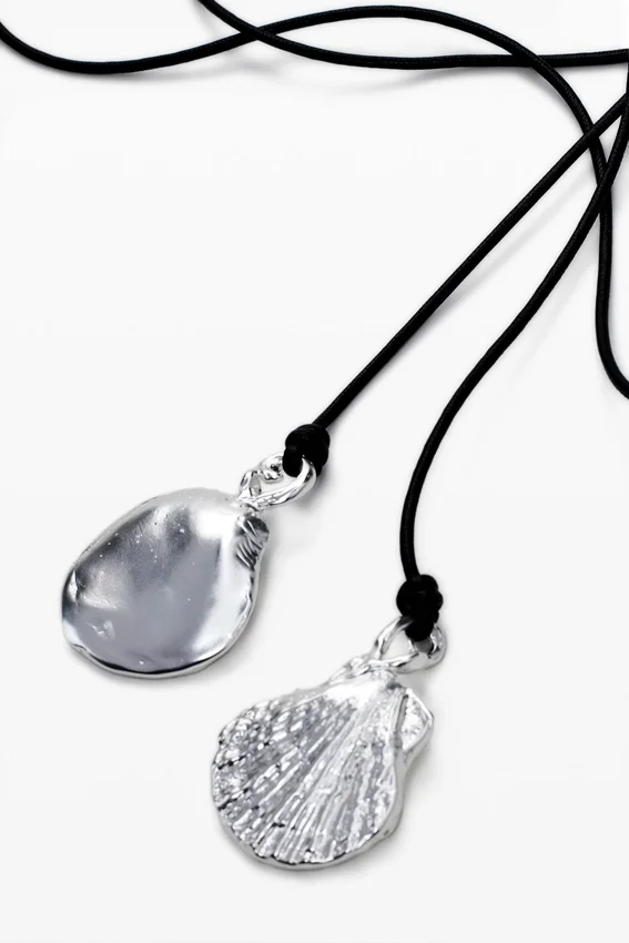 Mehrfach verstellbarer Anhänger mit versilberter Lederkette Zalio Mehrfach verstellbarer Anhänger mit versilberter Lederkette Zalio