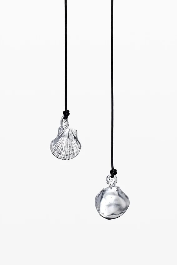 Mehrfach verstellbarer Anhänger mit versilberter Lederkette Zalio Mehrfach verstellbarer Anhänger mit versilberter Lederkette Zalio