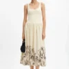 Midi-Kleid mit Blumenmuster und ausgestelltem Schnitt Midi-Kleid mit Blumenmuster und ausgestelltem Schnitt
