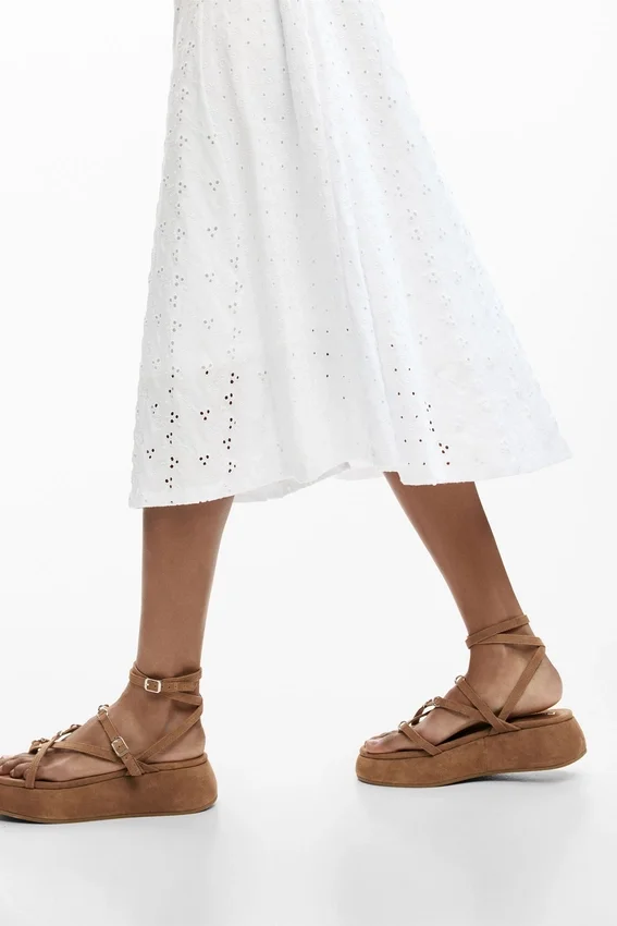 Midi-Kleid mit Stickerei Midi-Kleid mit Stickerei