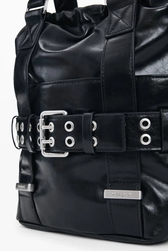 Mini-Rucksack mit Schnallenverschluss Mini-Rucksack mit Schnallenverschluss