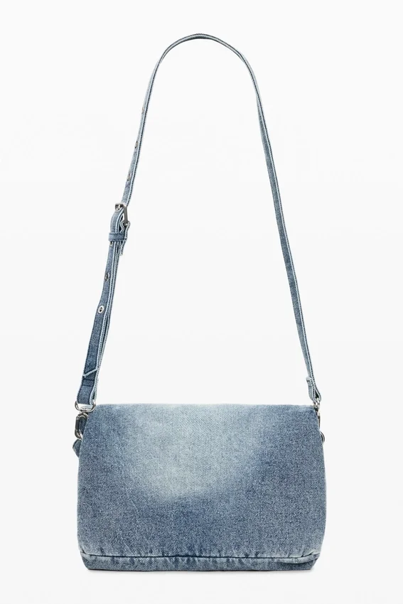 Mittlere Denim-Tasche mit Anhängern Mittlere Denim-Tasche mit Anhängern