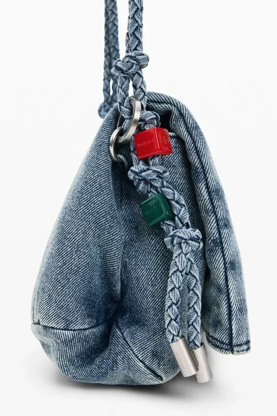 Mittlere Denim-Tasche mit Anhängern Mittlere Denim-Tasche mit Anhängern
