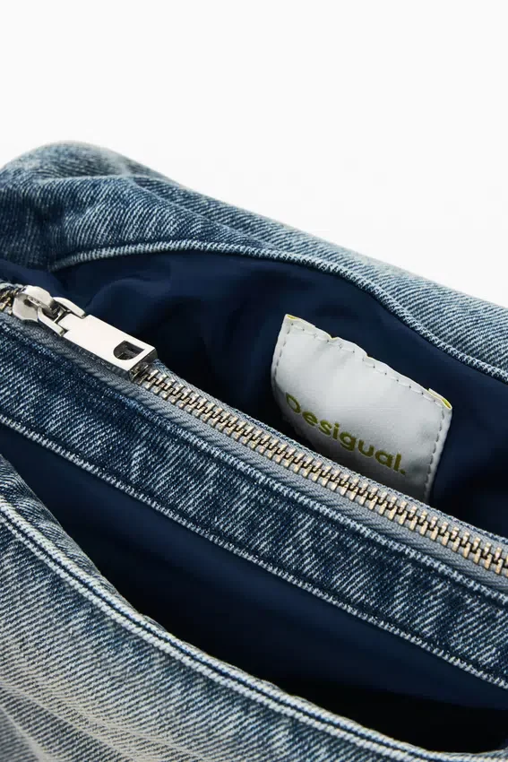 Mittlere Denim-Tasche mit Anhängern Mittlere Denim-Tasche mit Anhängern