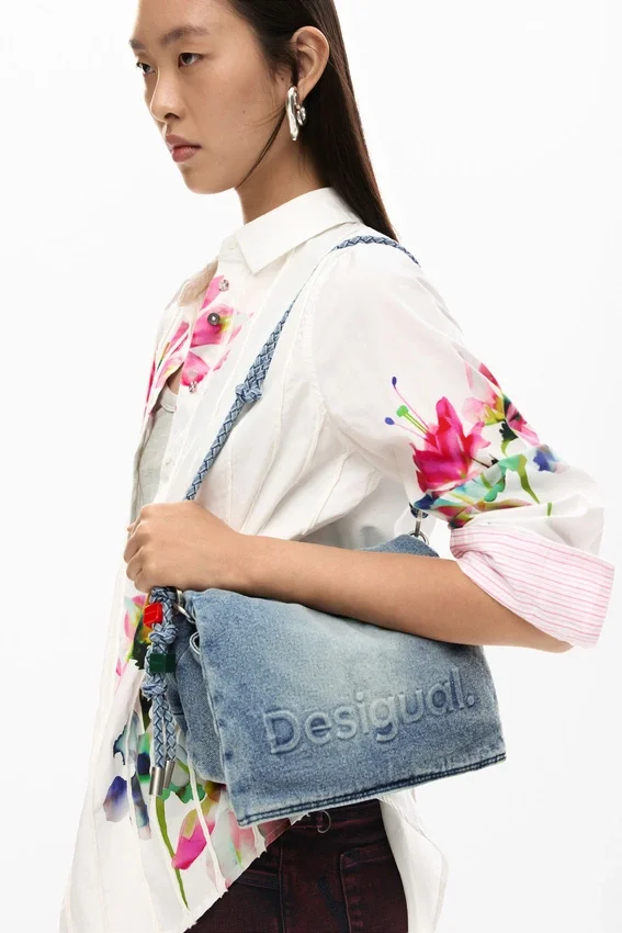 Mittlere Denim-Tasche mit Anhängern Mittlere Denim-Tasche mit Anhängern