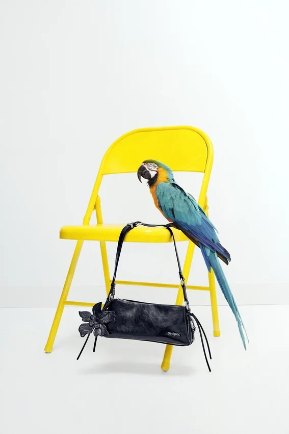 Mittlere Kunstledertasche mit Anhänger Mittlere Kunstledertasche mit Anhänger