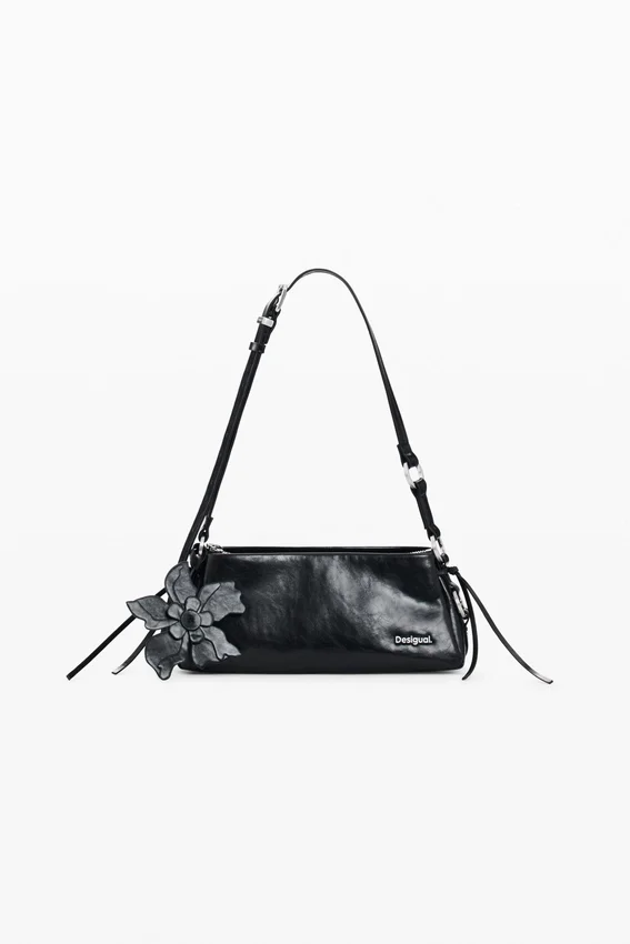 Mittlere Kunstledertasche mit Anhänger Mittlere Kunstledertasche mit Anhänger