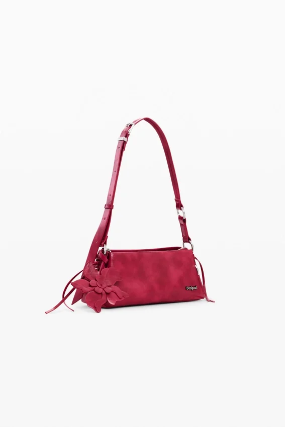 Mittlere Kunstledertasche mit Anhänger Mittlere Kunstledertasche mit Anhänger