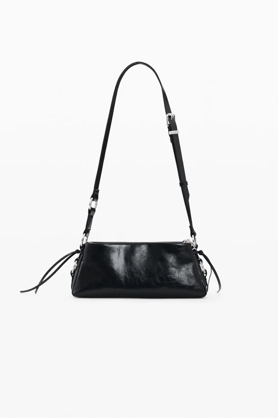 Mittlere Kunstledertasche mit Anhänger Mittlere Kunstledertasche mit Anhänger