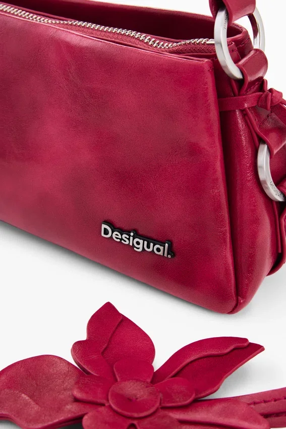 Mittlere Kunstledertasche mit Anhänger Mittlere Kunstledertasche mit Anhänger