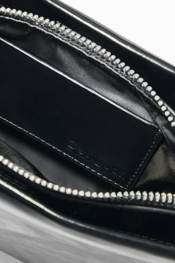 Mittlere Kunstledertasche mit Anhänger Mittlere Kunstledertasche mit Anhänger