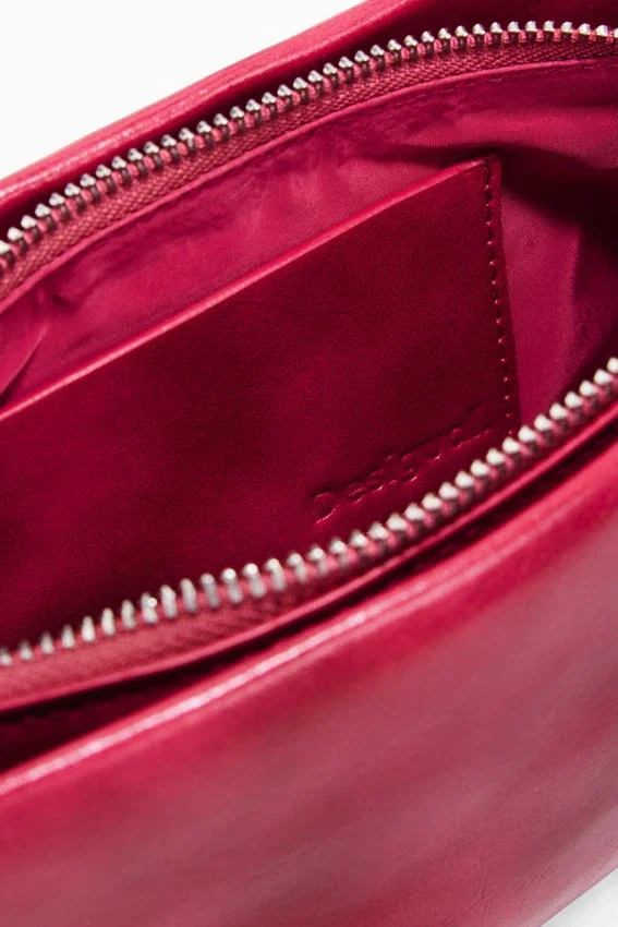Mittlere Kunstledertasche mit Anhänger Mittlere Kunstledertasche mit Anhänger