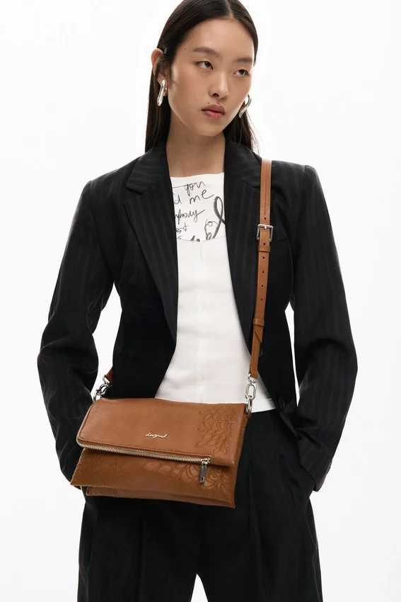 Mittlere Logo-Charm-Tasche Mittlere Logo-Charm-Tasche