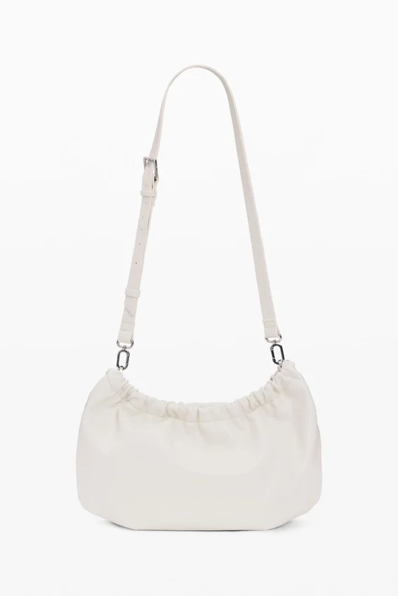 Mittlere ovale Tasche mit Anhängern Mittlere ovale Tasche mit Anhängern