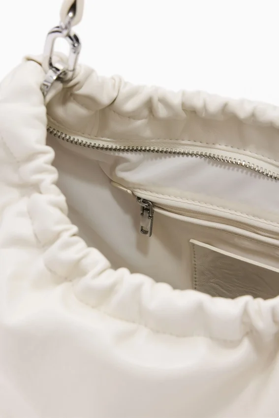 Mittlere ovale Tasche mit Anhängern Mittlere ovale Tasche mit Anhängern