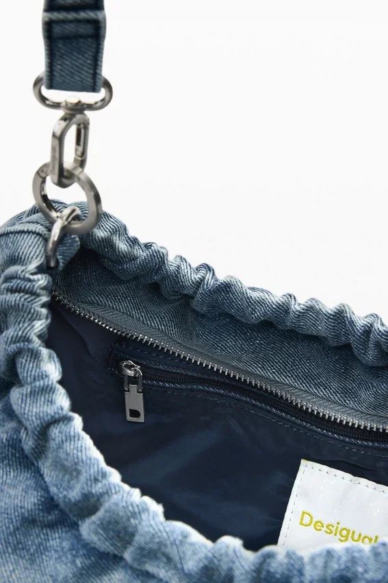 Mittlere ovale Tasche mit Anhängern Mittlere ovale Tasche mit Anhängern