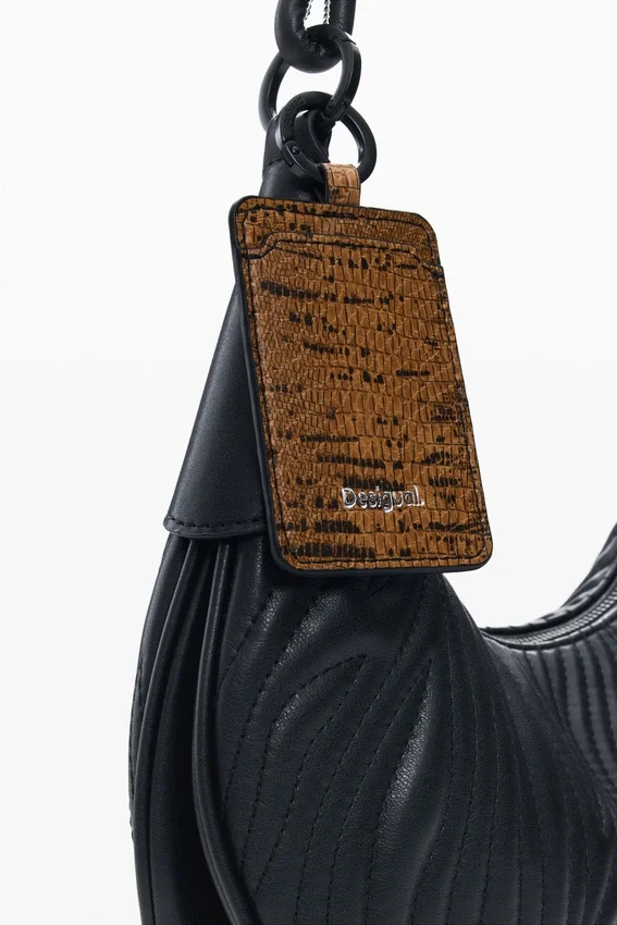 Mittlere ovale Tasche mit Prägung Mittlere ovale Tasche mit Prägung