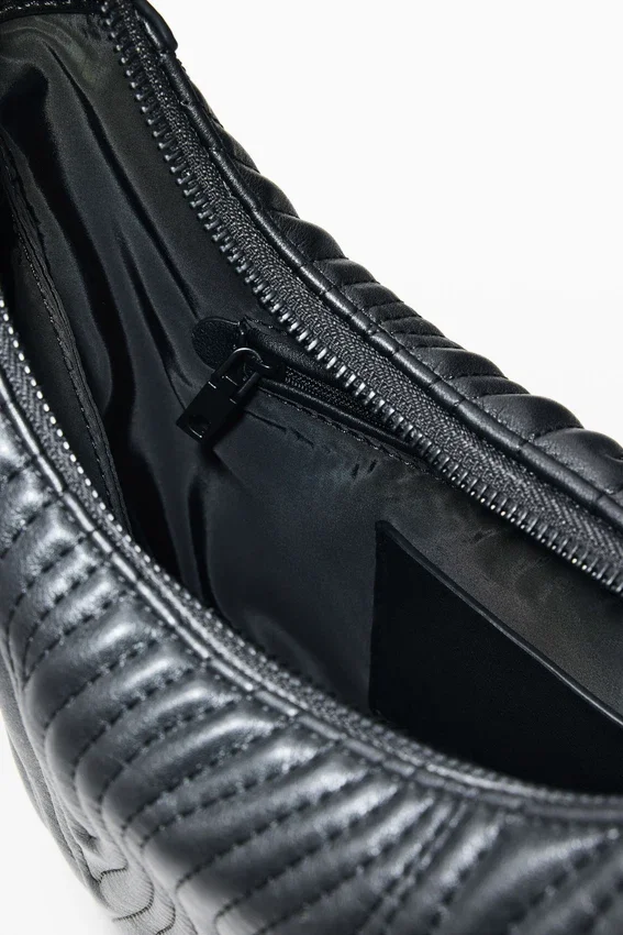 Mittlere ovale Tasche mit Prägung Mittlere ovale Tasche mit Prägung