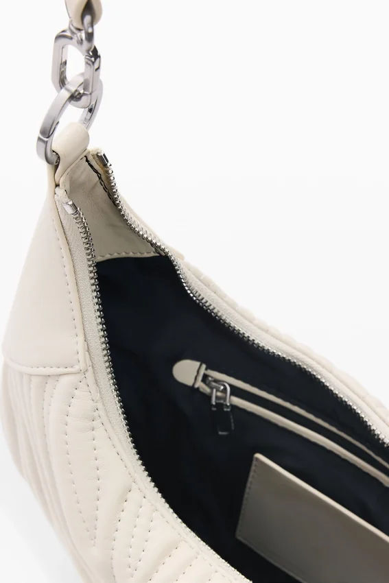 Mittlere ovale Tasche mit Prägung Mittlere ovale Tasche mit Prägung