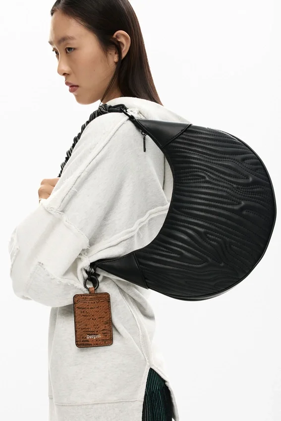 Mittlere ovale Tasche mit Prägung Mittlere ovale Tasche mit Prägung