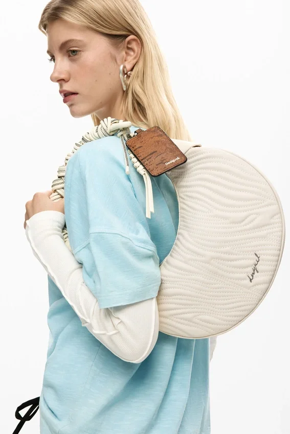 Mittlere ovale Tasche mit Prägung Mittlere ovale Tasche mit Prägung
