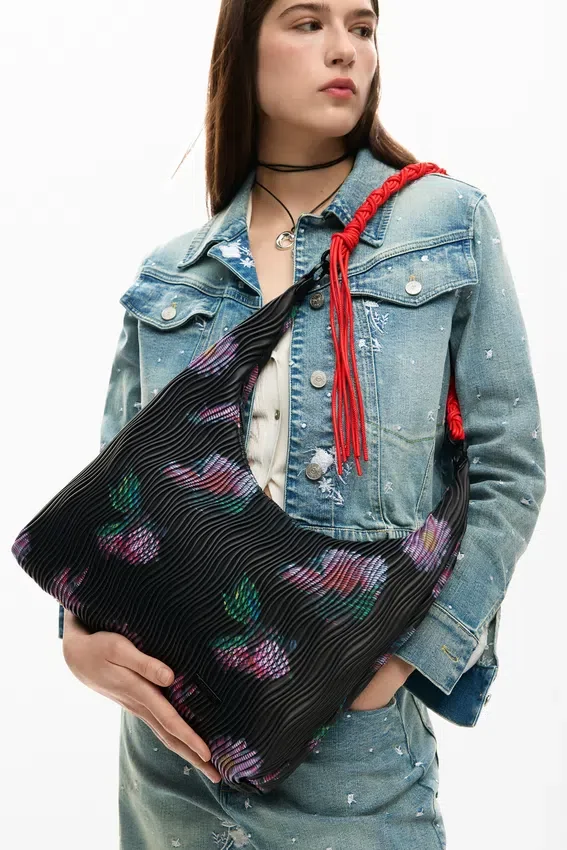 Mittlere ovale Tasche mit Struktur Mittlere ovale Tasche mit Struktur