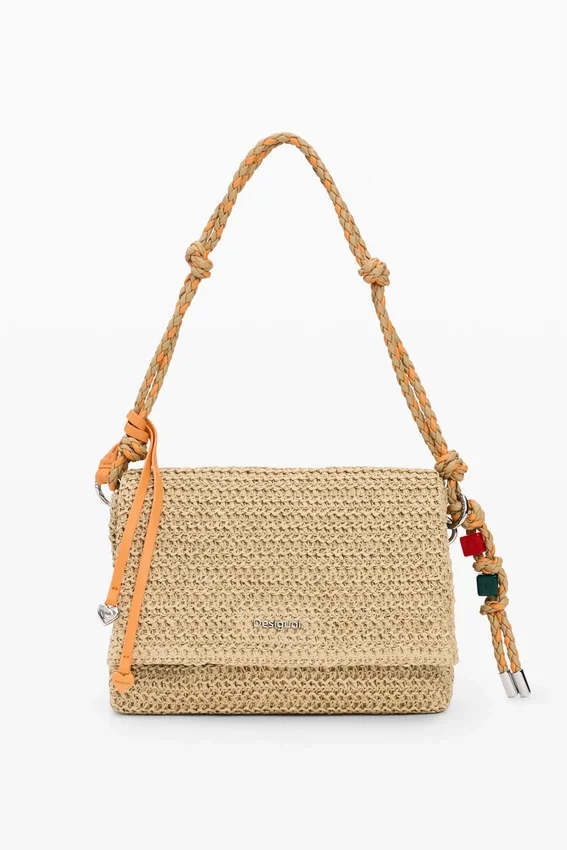 Mittlere Raffia-Tasche mit Anhängern Mittlere Raffia-Tasche mit Anhängern