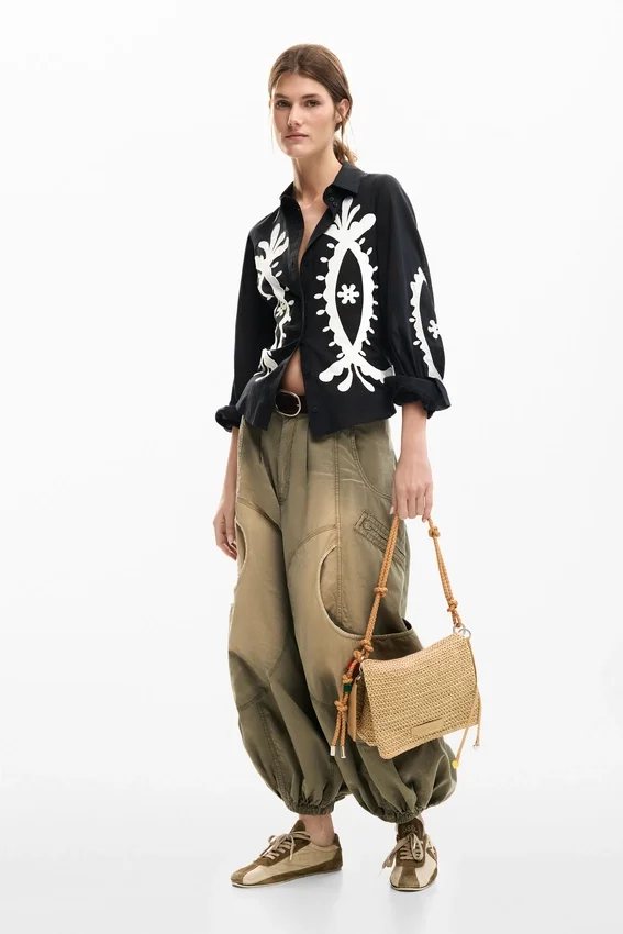 Mittlere Raffia-Tasche mit Anhängern Mittlere Raffia-Tasche mit Anhängern