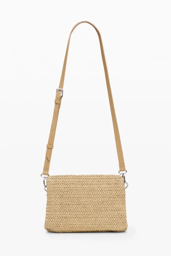 Mittlere Raffia-Tasche mit Anhängern Mittlere Raffia-Tasche mit Anhängern