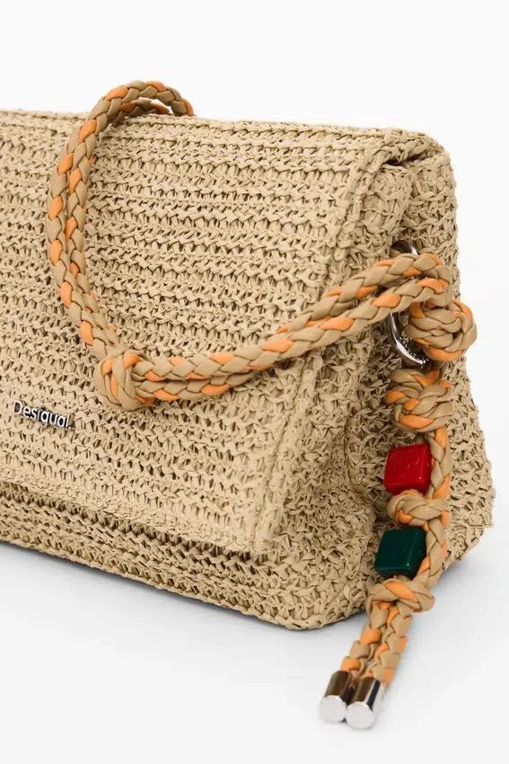 Mittlere Raffia-Tasche mit Anhängern Mittlere Raffia-Tasche mit Anhängern