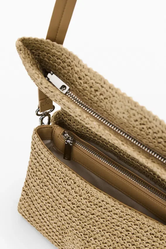 Mittlere Raffia-Tasche mit Anhängern Mittlere Raffia-Tasche mit Anhängern