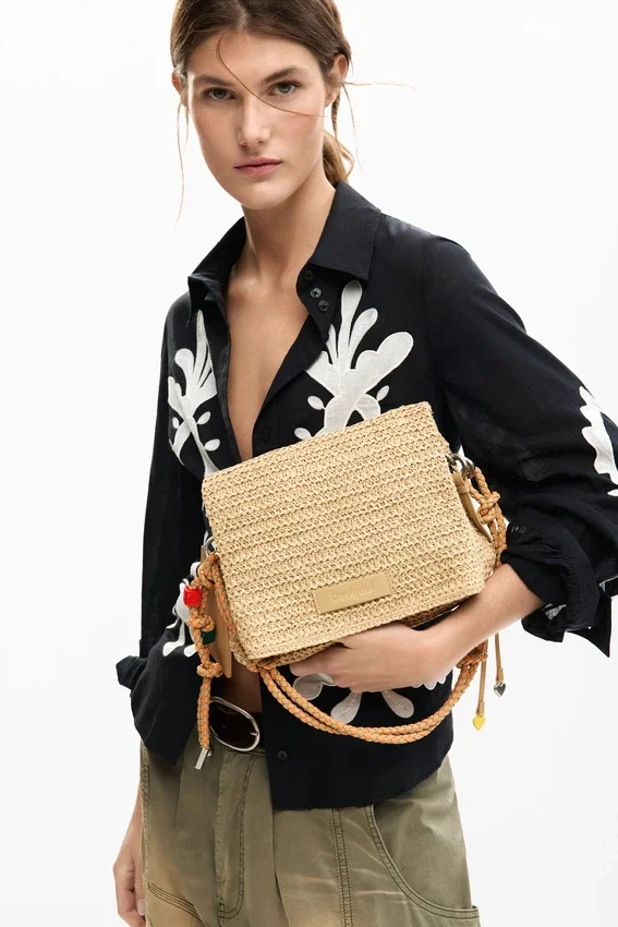 Mittlere Raffia-Tasche mit Anhängern Mittlere Raffia-Tasche mit Anhängern