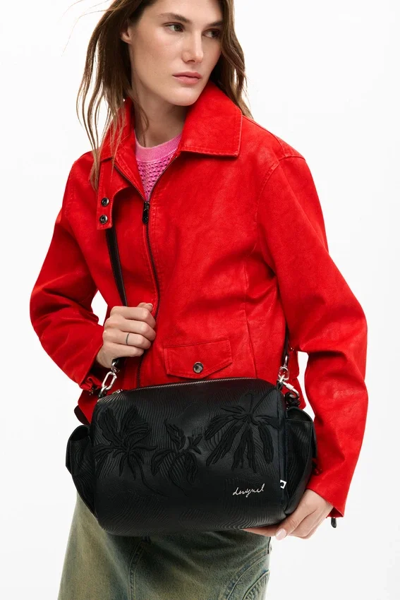 Mittlere Tasche mit bestickten Anhängern Mittlere Tasche mit bestickten Anhängern