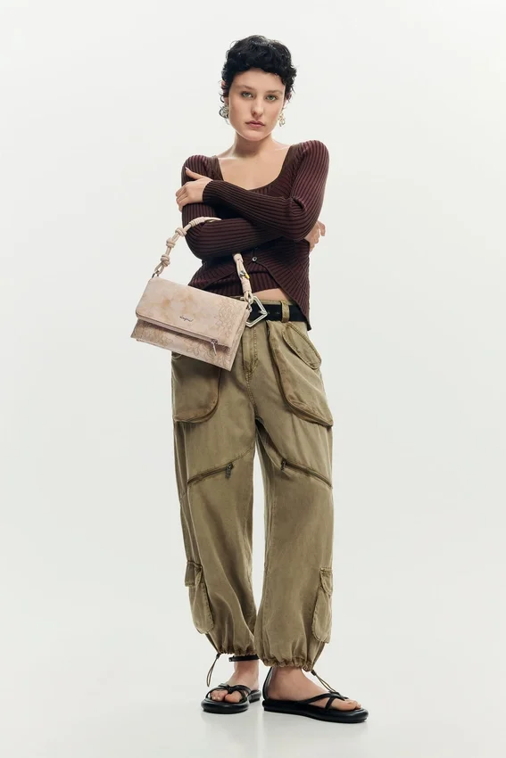 Mittlere Tasche mit bestickter Klappe Mittlere Tasche mit bestickter Klappe