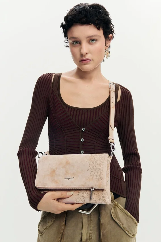 Mittlere Tasche mit bestickter Klappe Mittlere Tasche mit bestickter Klappe