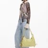 Mittlere Tasche mit glänzender Schleife Mittlere Tasche mit glänzender Schleife