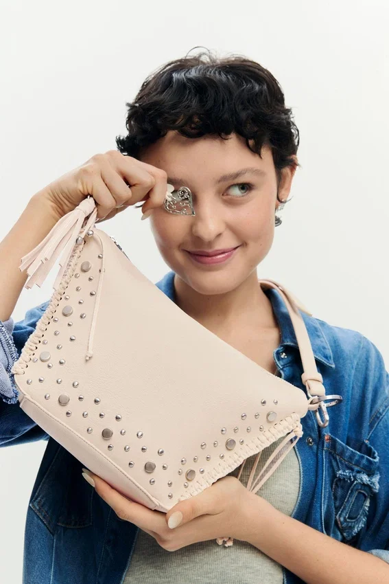 Mittlere Tasche mit Nieten und Fransen Mittlere Tasche mit Nieten und Fransen