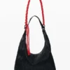 Mittlere Tasche mit Prägung Mittlere Tasche mit Prägung
