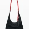 Mittlere Tasche mit Prägung Mittlere Tasche mit Prägung