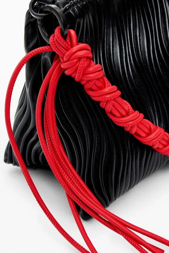 Mittlere Tasche mit Prägung Mittlere Tasche mit Prägung