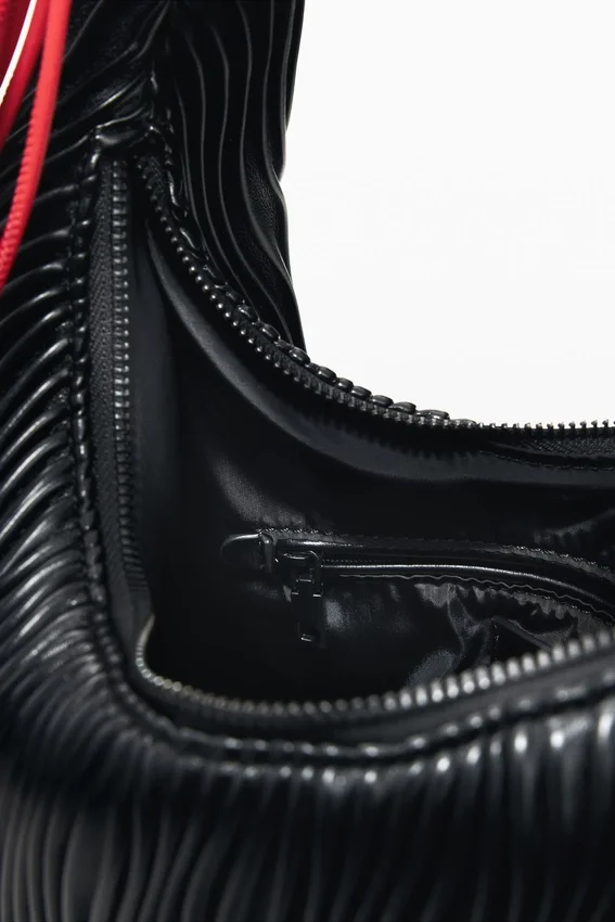 Mittlere Tasche mit Prägung Mittlere Tasche mit Prägung