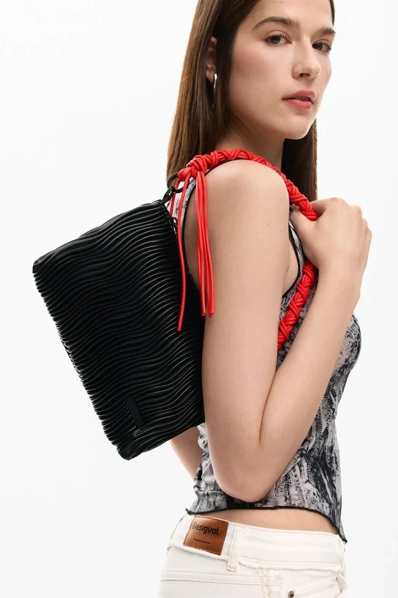 Mittlere Tasche mit Prägung Mittlere Tasche mit Prägung