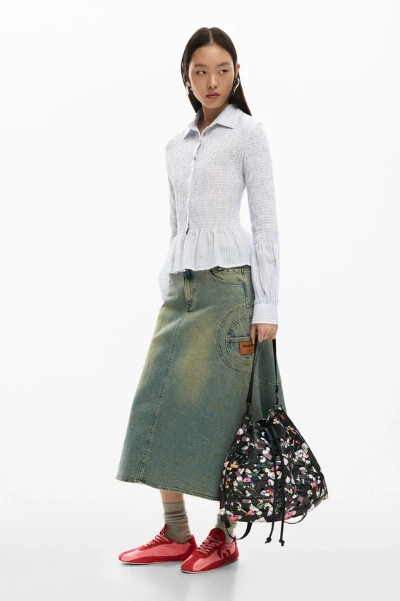 Mittlerer geflochtener Rucksack mit Blumen Mittlerer geflochtener Rucksack mit Blumen
