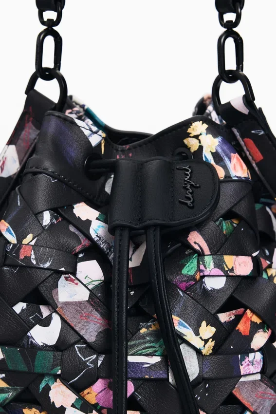 Mittlerer geflochtener Rucksack mit Blumen Mittlerer geflochtener Rucksack mit Blumen