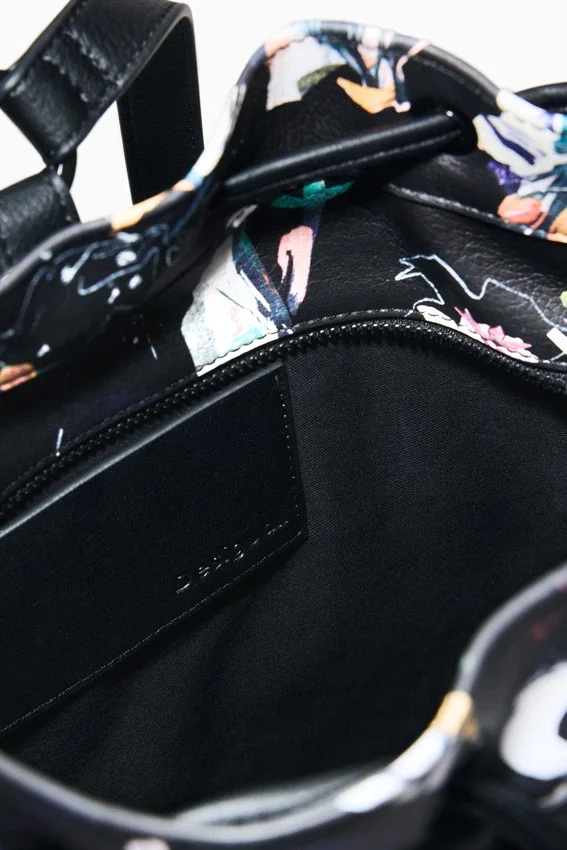 Mittlerer geflochtener Rucksack mit Blumen Mittlerer geflochtener Rucksack mit Blumen
