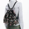 Mittlerer geflochtener Rucksack mit Blumen Mittlerer geflochtener Rucksack mit Blumen