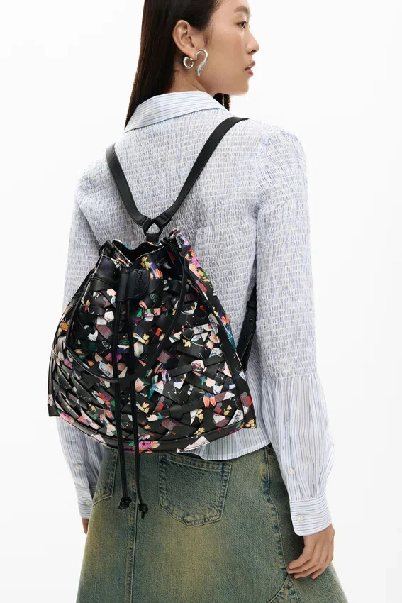 Mittlerer geflochtener Rucksack mit Blumen Mittlerer geflochtener Rucksack mit Blumen