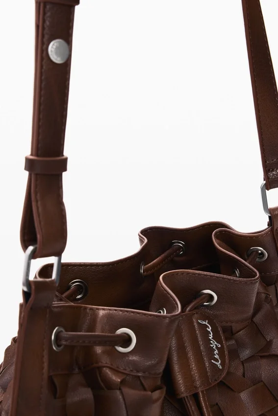Mittlerer geflochtener Rucksack mit Kordelzug Mittlerer geflochtener Rucksack mit Kordelzug
