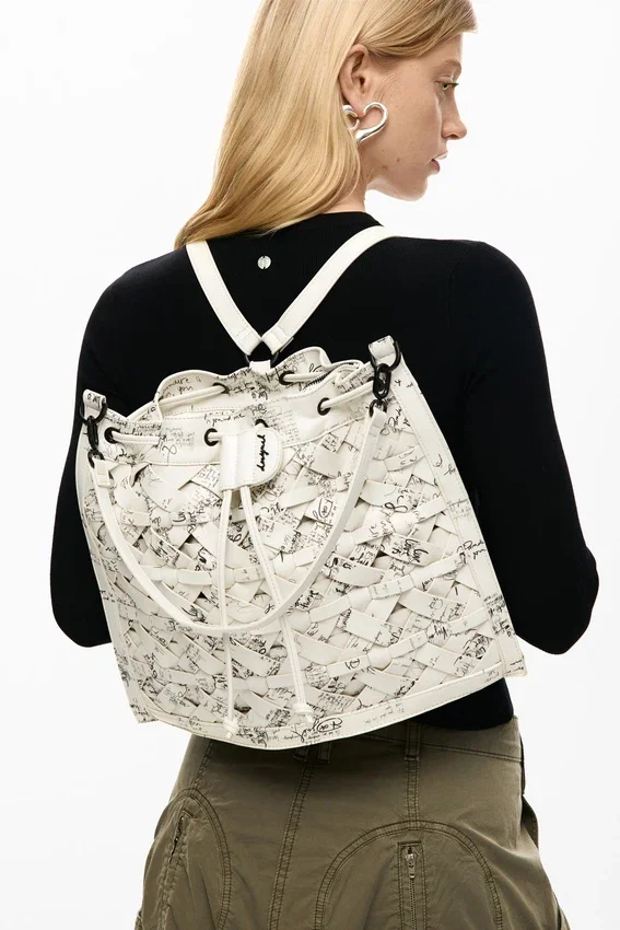 Mittlerer Rucksack mit Schriftzug Mittlerer Rucksack mit Schriftzug
