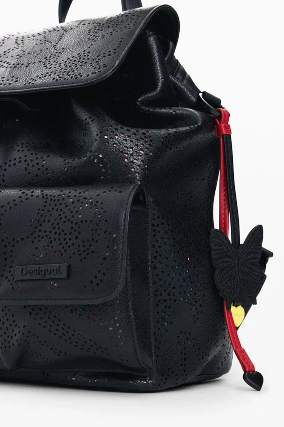 Perforierter kleiner Rucksack Perforierter kleiner Rucksack